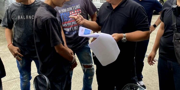 สืบขุนเทียนรวบหนุ่มพ่อค้าเสื้อมือสองควงปืนปลอมจี้เด็กปั๊มชิงเงิน กว่า 3 พันบาท เปลี่ยนชุดใส่อำพรางหนี สารภาพหาเงินจ่ายค่าไฟ