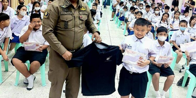 สน.เพชรเกษม บก.น.9 “ พิธีมอบใบประกาศนียบัตรโครงการการศึกษาเพื่อต่อต้านยาเสพติดในเด็กนักเรียน (D.A.R.E.ประเทศไทย) “