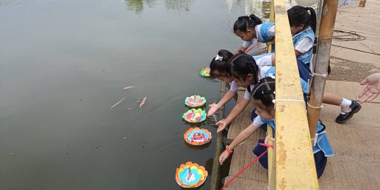 ปราจีนบุรี-คึกคัก!ครูพานักเรียนลอยกระทงแล้วที่ ร.ร.บ้านวังทะลุ พบปีนี้ชาวบ้านรัดเข็มขัดประดิษฐ์เองมากกว่าซื้อ