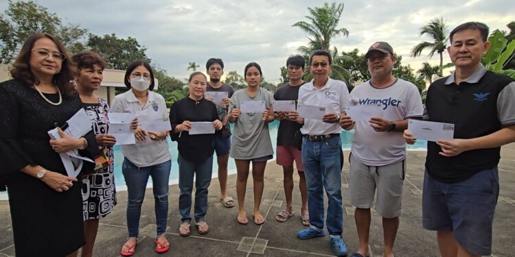 นนทบุรี ตลึง ! อึ้งทั้งหมู่บ้านหรู หลังเจอจดหมายตราครุฑติดแสตมป์แจ้งตกเป็นผู้ต้องหาเบี้ยวค่าจ้างแรงงาน