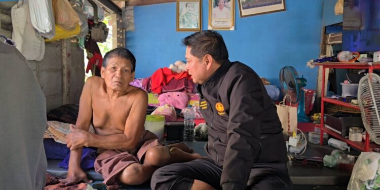 นนทบุรี เสียสละ! ตาวัย 75 ปี ป่วยติดเตียงใจสู้ ยอมรับน้ำท่วมบ้านนานร่วมเดือน ป้องกันน้ำท่วมสวนผักชาวบ้าน วอนขอสะพานไม้ให้ลูกหลานเข้า-ออกได้