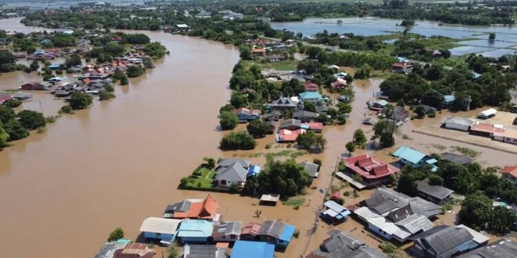 อยุธยาอ่วมอีก เขื่อนเจ้าพระยากลับมาเพิ่มการระบายน้้ำ ชาวบ้านบางบาลโอดเพิ่งล้างบ้านต้องมาขนของหนีน้ำซ้ำ – ผักไห่มีผู้เสียชีวิต 2 ราย