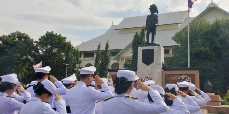 พิธีวางพวงมาลาถวายราชสักการะพระบาทสมเด็จพระมงกุฎเกล้าเจ้าอยู่หัว ณ ลานพระบรมราชานุสาวรีย์ รัชกาลที่ 6
