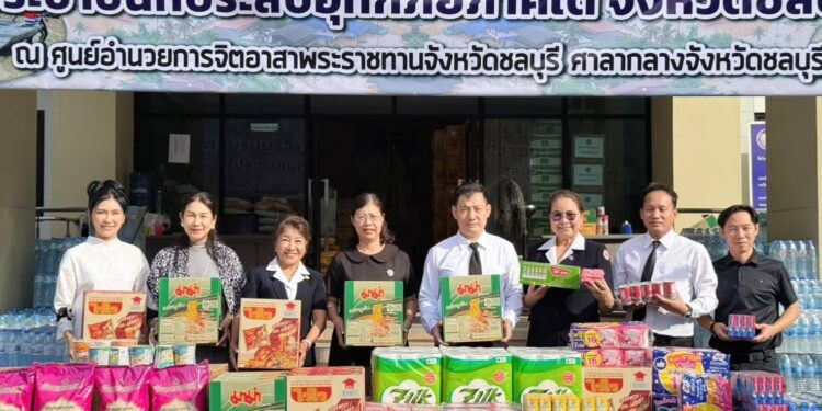 น้ำใจชาวชลบุรีไม่ทิ้งกัน! ร่วมบริจาคช่วยผู้ประสบภัยน้ำท่วมภาคใต้น้ำใจชาวจังหวัดชลบุรียังคงหลั่งไหลอย่างต่อเนื่อง เพื่อร่วมสมทบเงินบริจาคและสิ่งของจำเป็นในการช่วยเหลือประชาชนที่ประสบอุทกภัยในพื้นที่ภาคใต้ หลังจาก นายนริศ นิรามัยวงศ์ ผู้ว่าราชการจังหวัดชลบุรี ประกาศเชิญชวนพี่น้องประชาชนร่วมบริจาคช่วยเหลือผู้ประสบอุทกภัยภาคใต้