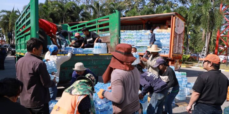 คันที่ 6 ขนน้ำล้วนๆ!พร้อมปิดศูนย์ฯส่งมอบน้ำใจเต็มพิกัดสู่พี่น้องผู้ประสบภัยภาคใต้