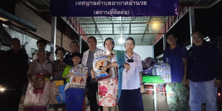 สกลนคร ซับน้ำตาผู้ประสบอัคคีภัย