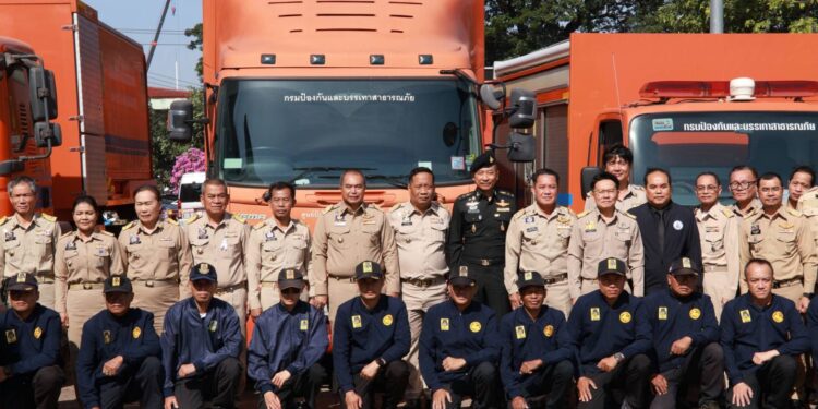 สกลนครปล่อยขบวนเครื่องจักรกลปฏิบัติการ ลงพื้นที่ภาคใต้ ช่วยเหลือผู้ประสบอุทกภัย