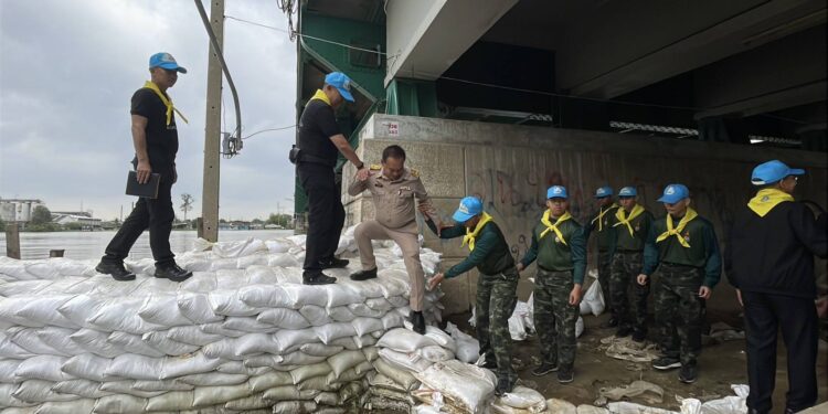 ปทุมธานี แม่ทัพภาค1ลงพื้นที่ติดตามสถานการณ์น้ำ และมอบถุงยังชีพให้ประชาชนที่ประสบอุทกภัย ในพื้นที่ ต.บางขะแยง จ.ปทุมธานี