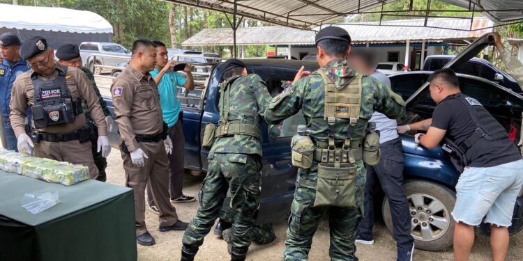 ทหาร ฉก.ลาดหญ้า กกล.สุรสีห์ สกัดจับหนุ่มขนยาไอซ์คาด่านน้ำเกริ๊ก มูลค่ากว่า 11 ล้านบาท