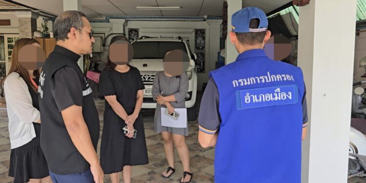 นนทบุรี สาวร้องสื่อเจอเพื่อนบ้านพฤติกรรมสุดเพี้ยน เทขยะกลางซอยเตะถังขยะหกกระจาย แจ้งความ 11 ครั้ง แต่ทำอะไรไม่ได้ (มีคลิปสวย)