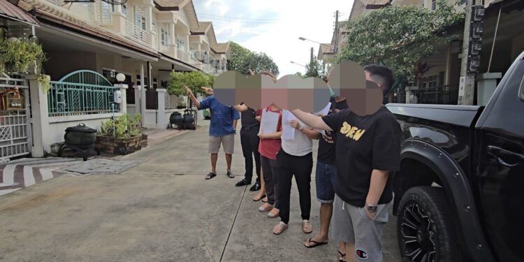 นนทบุรี ชาวบ้านนับสิบร้องสื่อ ถูกอดีต ร.ต.อ.โชว์ใหญ่คับซอยงัดเจ้าโลกมาอวดแจ้งความแล้วเกือบปีคดีไม่คืบ (มีกล้องวงจรปิดภาพชัด)