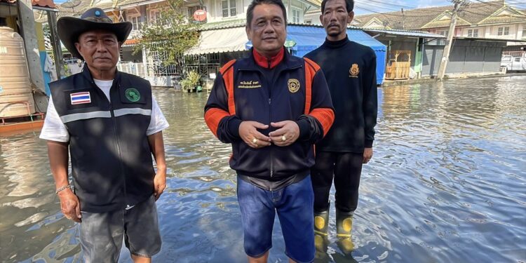 ปทุมธานี ชาวบ้านอ่วมฤทธิ์ฝนตกหนักติดต่อกัน 2 วันส่งผลให้หมู่บ้านจัดสรร 50 โครงการท่วมขังหนักรอเร่งระบาย