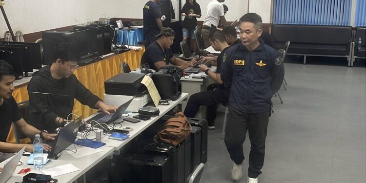 ปทุมธานี ทลายเว็บพนันยึดเงินสด 30 ล้านบาท บัตรเอทีเอ็ม บัญชีม้ากว่า 100 ใบ