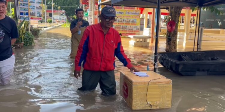 นนทบุรี แห่ชื่นชม บุรุษไปรษณีย์วัย 59 ปี ใจสู้เดินลุยน้ำส่งจม.บนเกาะเกร็ดแม้โทรศัพท์จมน้ำหายไปแล้ว 3 เครื่อง