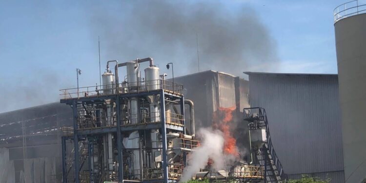 ด่วน! เกิดเหตุ เพลิงไหม้มีเสียงระเบิดในโรงงาน จ.อ่างทอง เบื้องต้น มีรายงานว่ามีผู้ได้รับบาดเจ็บหลายราย .