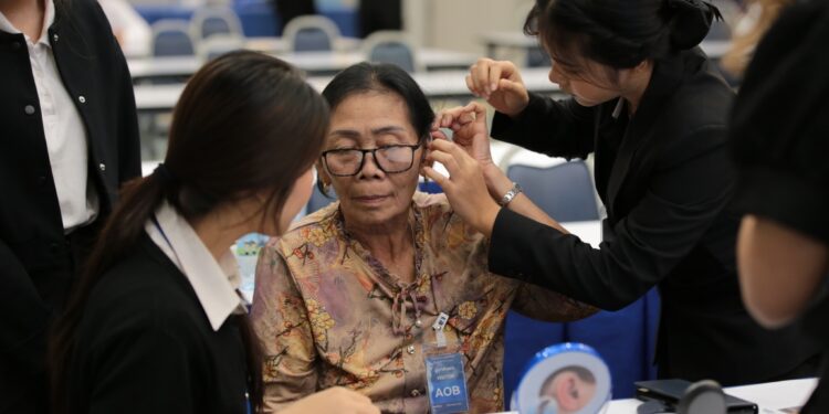 สมุทรปราการ-AOT เดินหน้าดูแลชุมชนต่อเนื่องปีที่ 8 มอบเครื่องช่วยฟังแก่ประชาชนรอบท่าอากาศยานสุวรรณภูมิ