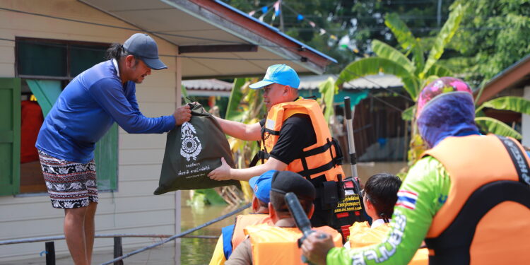 “แม่ทัพไก่” มท.ภ.1 ลงเรือช่วยเหลือประชาชน อำเภอบางบาล จังหวัดอยุธยา จากอิทธิพลพายุ “คัลแมกี”