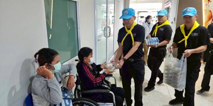 ลำปาง – ตำรวจทางหลวงจัดกิจกรรมจิตอาสา มอบอาหารและน้ำดื่ม 200 ชุด แบ่งปันกำลังใจผู้ป่วย รพ.เถิน