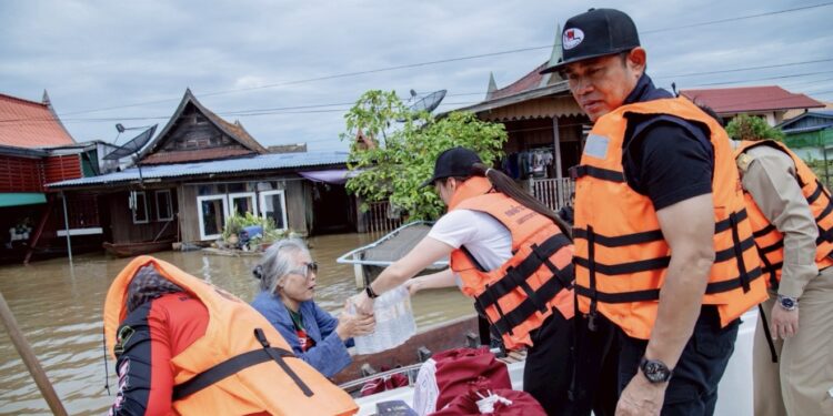 น้ำท่วมกระทบกว่า 64,086 ครัวเรือนใน 12 อำเภอ หลายภาคส่วนเดินทางช่วยเหลือ