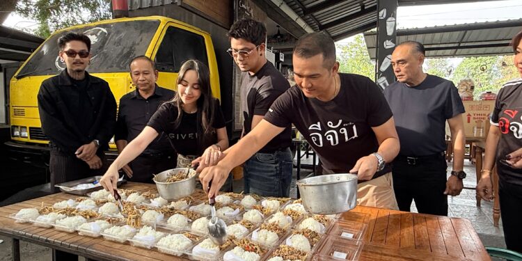 หนุ่มกะลา ควงผู้บัญชาการเรือนจำอ่างทอง นักธุรกิจ ร่วมมูลนิธิเพจอีจัน จัดอาหารเครื่องใช้ ส่งถึงบ้านผู้ป่วย-ผู้สูงวัย ประสบอุทกภัยนานนับเดือน