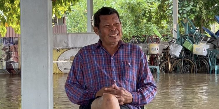 นนทบุรี ลุงวัย54ปี หนีออกจากบ้านประชดหลังน้ำท่วมปล่อยสัตว์เลื้อยคลาน ให้อยู่บ้านแทนไม่กล้าตี กลัวบาป