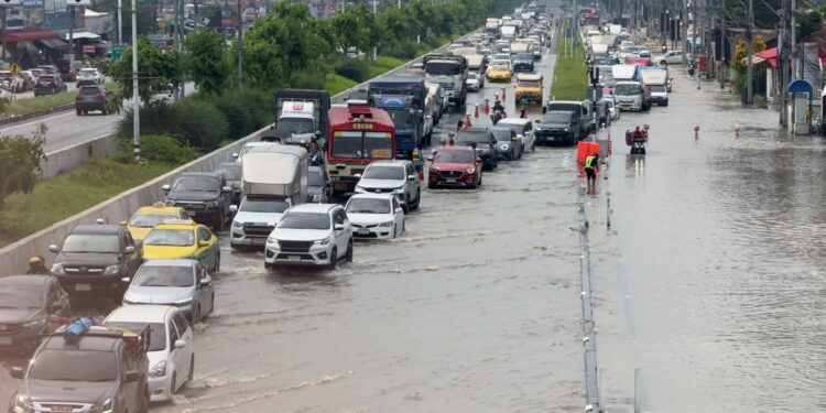นนทบุรี สะพาน พระราม 5 ยังอ่วม น้ำท่วมสูงกว่า 50 ซม. จราจรติดขัดหนัก เตือนหลีกเลี่ยงเส้นนครอินทร์-บางศรีเมือง
