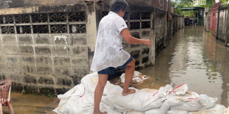 นนทบุรี คลิป ป้ารื้อแนวกระสอบทรายไม่สนเจ้าหน้าที่ อ้างเดินลำบากกลังลื่น ต้องแบกเมี่ยงคำขายเป็นประจำ ขณะชาวบ้านโวยน้ำเข้าชุมชน