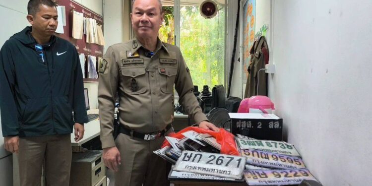 นนทบุรี ผกก.สภ.บางศรีเมือง ไล่เก็บแผ่นป้ายทะเบียนกว่า 80 แผ่น ตามหาเจ้าของหลังน้ำท่วมสะพานพระราม 5 ซัดทะเบียนรถหลุดเกลื่อน