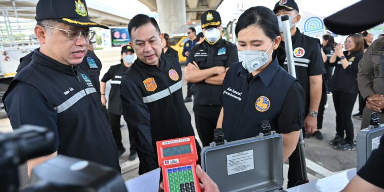 นครปฐม-ปฏิบัติกำร Kick Off “รัฐเข้ม ตรวจจับ ปรับจริง ห้ามใช้รถควันดำ”