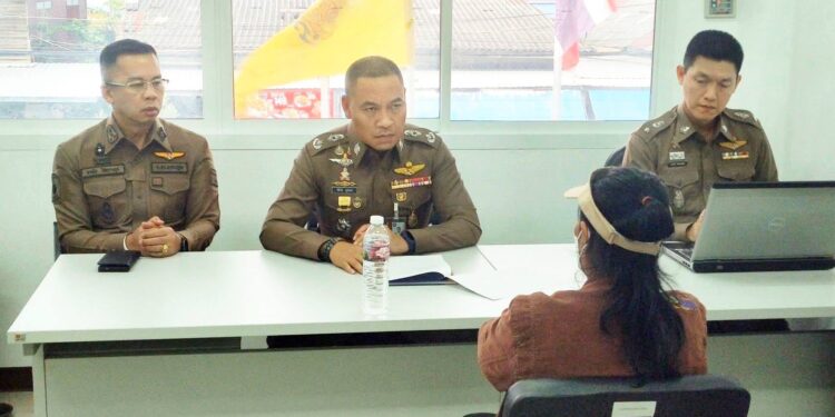 ผู้การฯนครปฐม ! นำทีมตามรวบ สาวใหญ่ หึงโหด ควงปืนซัลโว 4 นัด แค้นสามีซุกกิ๊ก ผู้บังคับการตำรวจภูธรจังหวัดนครปฐม นำทีมชุดสืบสวนตามรวบสาวใหญ่ คว้าปืนรั้วใส่สามี จับได้ว่าแอบมีกิ๊ก