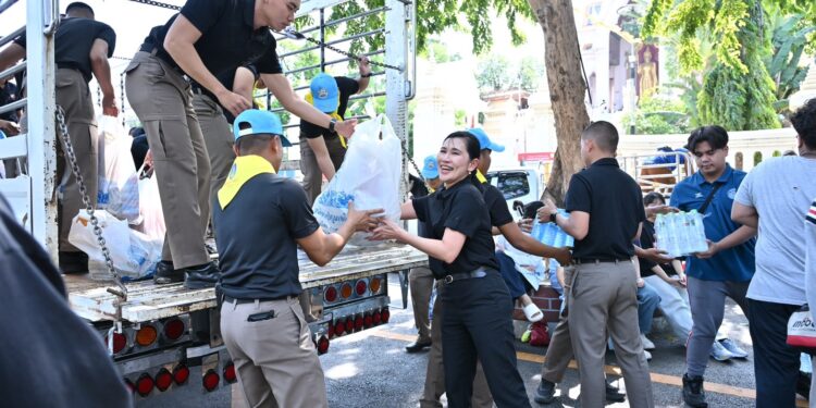 นครปฐม-ผู้ว่าฯนครปฐม นำประชาชนจิตอาสาบรรจุสิ่งของจำเป็นกว่า 2 พันชุด ช่วยผู้ประสบอุทกภัยภาคใต้