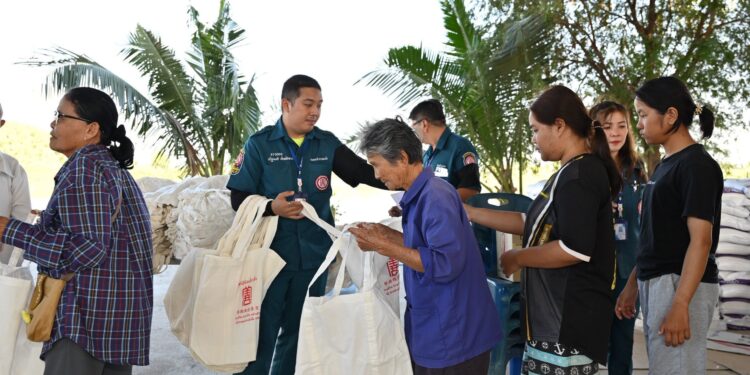 มูลนิธิป่อเต็กตึ๊ง นำทีมลงพื้นที่อยุธยาฟื้นฟูหลังน้ำลดแก่ผู้ประสบอุทกภัยอีกครั้ง แจกจ่ายเครื่องอุปโภคบริโภคกว่าพันชุด พร้อมช่วยเหลือค่าฌาปนกิจแก่ญาติผู้เสียชีวิต เพื่อถวายเป็นพระราชกุศลแด่สมเด็จพระนางเจ้าสิริกิติ์ พระบรมราชินีนาถ พระบรมราชชนนีพันปีหลวง รวมงบฯ กว่า 9 แสนบาท