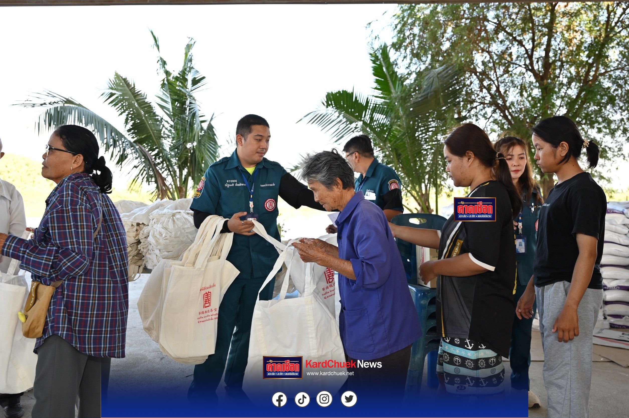 มูลนิธิป่อเต็กตึ๊ง นำทีมลงพื้นที่อยุธยาฟื้นฟูหลังน้ำลดแก่ผู้ประสบอุทกภัยอีกครั้ง แจกจ่ายเครื่องอุปโภคบริโภคกว่าพันชุด พร้อมช่วยเหลือค่าฌาปนกิจแก่ญาติผู้เสียชีวิต เพื่อถวายเป็นพระราชกุศลแด่สมเด็จพระนางเจ้าสิริกิติ์ พระบรมราชินีนาถ พระบรมราชชนนีพันปีหลวง รวมงบฯ กว่า 9 แสนบาท