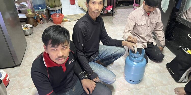 นนทบุรี วงจรปิด โจร 3 พี่น้องลักทรัพย์บ้านนายจ้าง กวาดกล่องสุ่มอาร์ตทอยลาบูบู้ มอลลี่ ไลฟ์สดขายเสียหายกว่า5แสน  