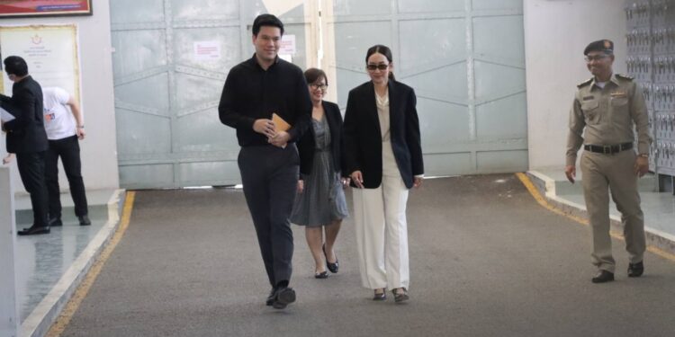 “เอม-ปอ” เข้าเยี่ยม “ทักษิณ” หลังติดคุก 3 เดือนเต็ม ขนหนังสือธรรมะให้พ่อปฏิบัติธรรม