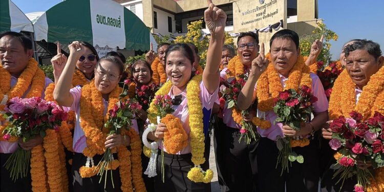 ปทุมธานี สมัครเลือกตั้ง อบต.คลองสี่ วันแรกคึกคักชาวบ้านแห่ร่วมยินดี