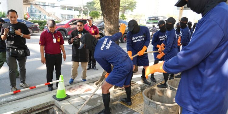 กรมราชทัณฑ์ปล่อยคาราวานผู้ก้าวพลาด ออกลอกท่อระบายน้ำภายใต้กิจกรรม “ราชทัณฑ์รวมใจ มอบของขวัญปีใหม่ให้ประชาชน” ถวายเป็นพระราชกุศลแด่สมเด็จพระพันปีหลวง