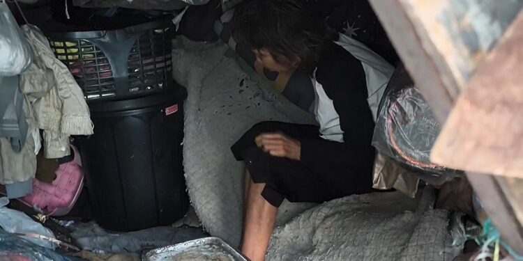 นนทบุรี สุดรันทด! ป้าสติไม่ดีไร้บ้าน อยู่เพิงพักทรุดโทรม วอนหน่วยงานช่วยเหลือ