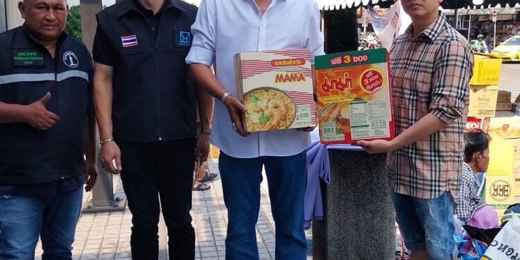 อัยการฝ่ายคดีเศรษฐกิจและทรัพยากร๒ สำนักงานอัยการสูงสุดพร้อมคณะที่ปรึกษา ร่วมมอบสิ่งของช่วยเหลือผู้ประสบอุทกภัยภาคใต้