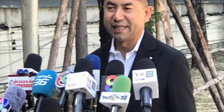 บิ๊กโจ๊ก” โผล่เข้าบก.ป. ประกาศจุดยืนชัดเจน “ยังอยู่ ไม่หนี พร้อมสู้ทุกคดี” สวนกลับ ผบ.ตร. และรอง จตช. หลังถูกกล่าวหาหมิ่นสำนักงานตำรวจแห่งชาติ ชี้เป็นคดีปิดปากเพราะตนพูดความจริงเรื่องส่วยเว็บพนัน—ปัญหาเรื้อรังที่ตำรวจทั้ง