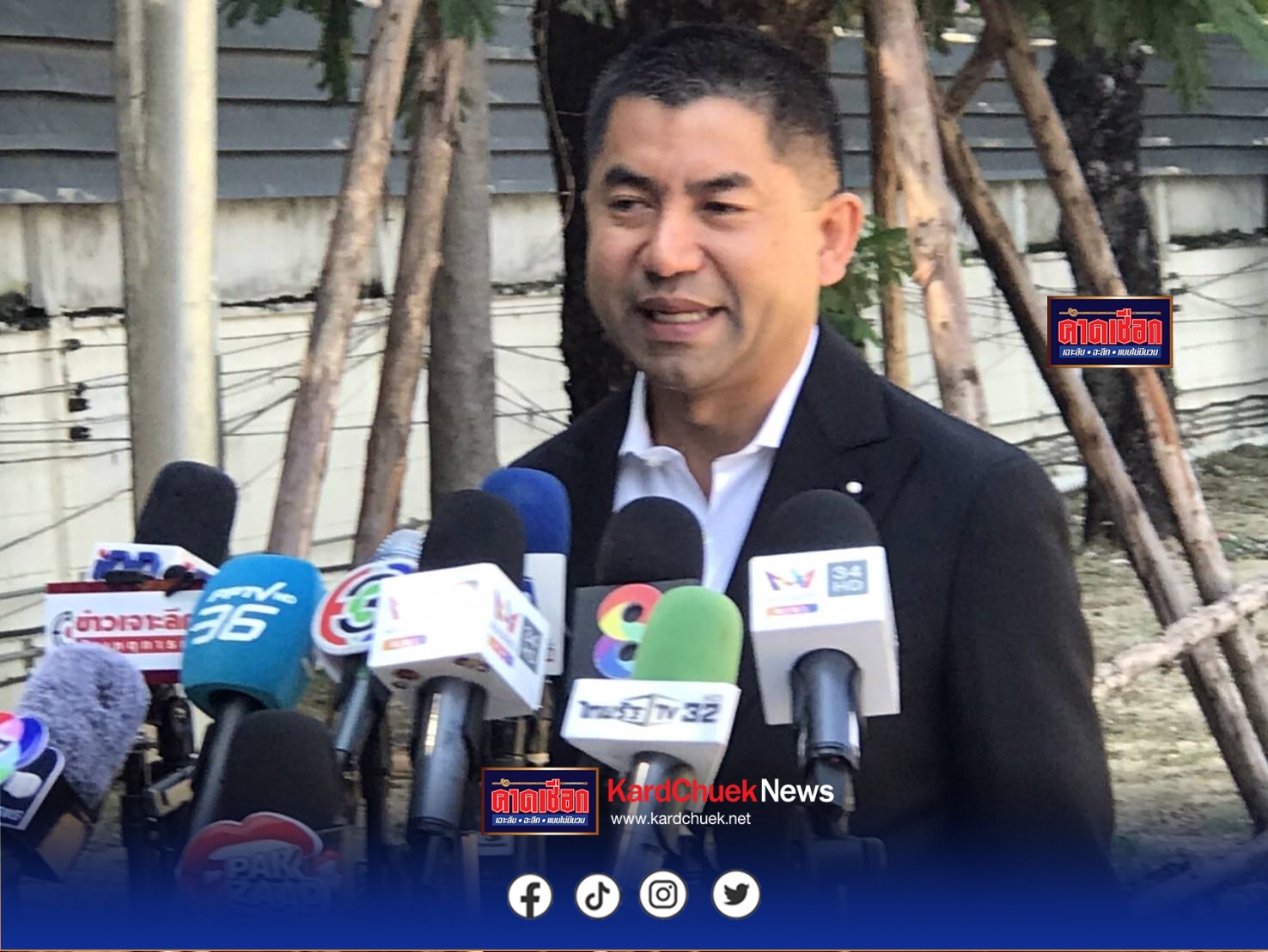 บิ๊กโจ๊ก” โผล่เข้าบก.ป. ประกาศจุดยืนชัดเจน “ยังอยู่ ไม่หนี พร้อมสู้ทุกคดี” สวนกลับ ผบ.ตร. และรอง จตช. หลังถูกกล่าวหาหมิ่นสำนักงานตำรวจแห่งชาติ ชี้เป็นคดีปิดปากเพราะตนพูดความจริงเรื่องส่วยเว็บพนัน—ปัญหาเรื้อรังที่ตำรวจทั้ง
