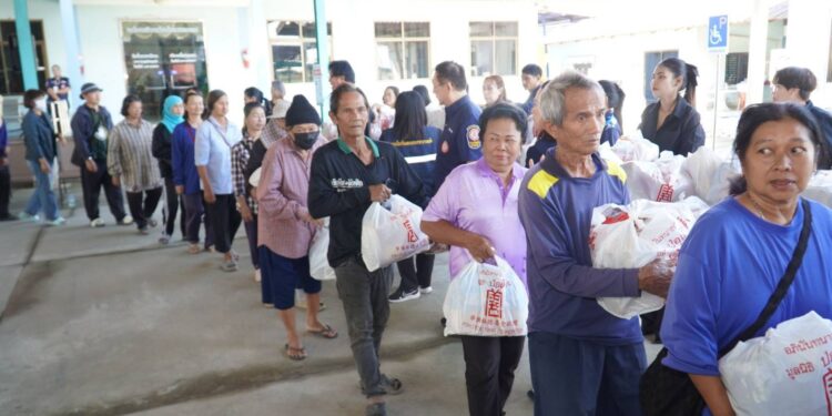 มูลนิธิป่อเต็กตึ๊ง เร่งลงพื้นที่ให้กำลังใจ พร้อมแจกจ่ายเครื่องอุปโภคบริโภคในโครงการฟื้นฟูหลังน้ำลดให้แก่ผู้ประสบอุทกภัยในพื้นที่อำเภอสองพี่น้อง จังหวัดสุพรรณบุรี