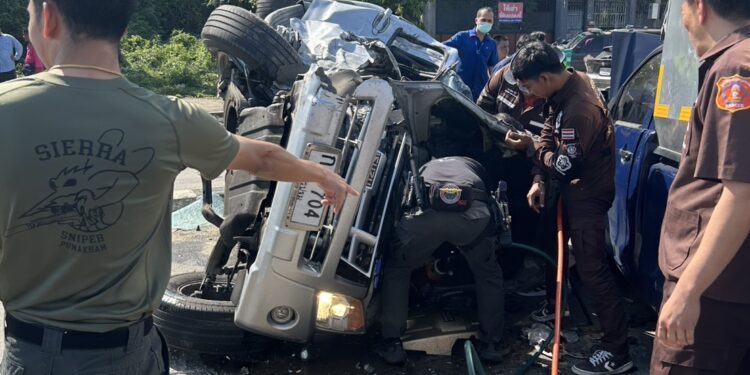 หน่วยปฏิบัติการพิเศษ (นปพ.) ภ.จว.นครปฐม รุดช่วยหน่วยงานเร่งเคลียร์พื้นที่ อุบัติเหตุสยองเพชรเกษมขาออก รถพ่วงชนซ้ำกระบะ 3 คัน ดับ 2 เจ็บ 2