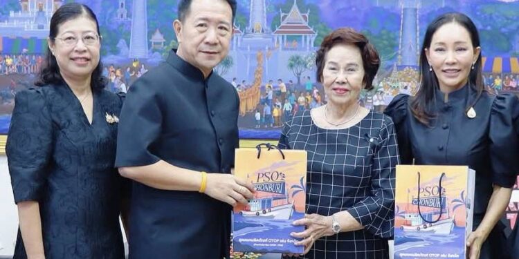 ผู้ว่าฯ ชลบุรีรับมอบเงินบริจาคกว่า 1.8 ล้านบาท จากคุณแม่สมนวล คุณปลื้มสนับสนุนภารกิจเหล่ากาชาดจังหวัดชลบุรี