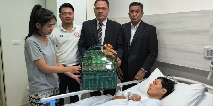 นนทบุรี สภาทนายฯ จังหวัดนนทบุรี ลงพื้นที่เยี่ยมผู้บาดเจ็บเหยื่อทนายหัวร้อนยิงหนุ่มบิ๊กไบค์ ย้ำดำเนินคดีตามกฎหมาย