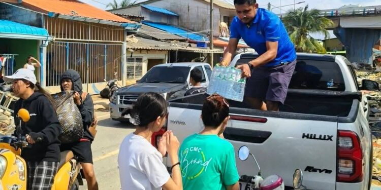 ตำรวจไซเบอร์ลงพื้นที่มอบธารน้ำใจ ช่วยเหลือผู้ประสบอุทกภัยภาคใต้ พร้อมให้กำลังใจและเตือนภัยมิจฉาชีพที่อาจซ้ำเติมพี่น้องประชาชน