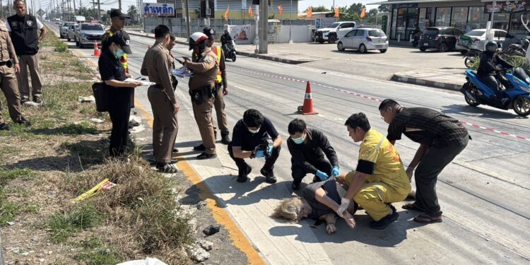 นนทบุรี ระทึก รถฟอร์จูนเนอร์ชนชาวอังกฤษวัย 75 ปีดับกลางถนนขณะออกมาซื้อผลไม้