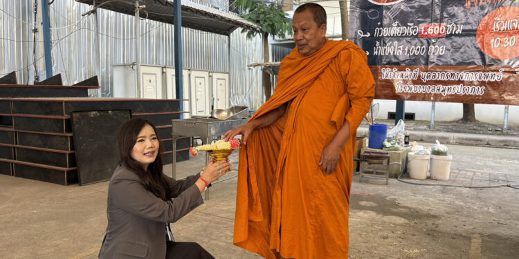 สมุทรปราการ เจ้าคุณแจ้ ตั้งโรงทานแจกก๋วยเตี๋ยวและขนมแก่บุคลากร รพ.สมุทรปราการอุทิศถวายเป็นพระราชกุศลแด่สมเด็จพระพันปีหลวง