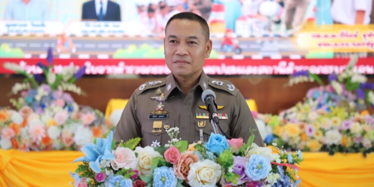 นครปฐม-ผู้การนครปฐม ! แจกหมวกกันน็อกฟรี เพื่อรณรงค์ขับขี่ปลอดภัยตามโครงการ ” สานต่อความห่วงใย ขับขี่ปลอดภัยทุกเส้นทาง “