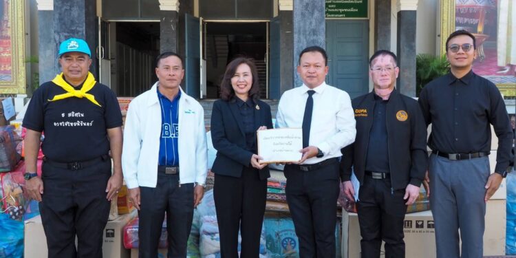 สกลนคร ผู้ว่าฯรับมอบสิ่งของเตรียมส่งไปซับน้ำตาพี่น้องชาวใต้